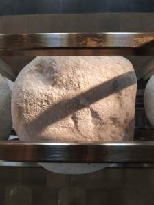 Galets de marbre de carrare disposés dans un cube métallique